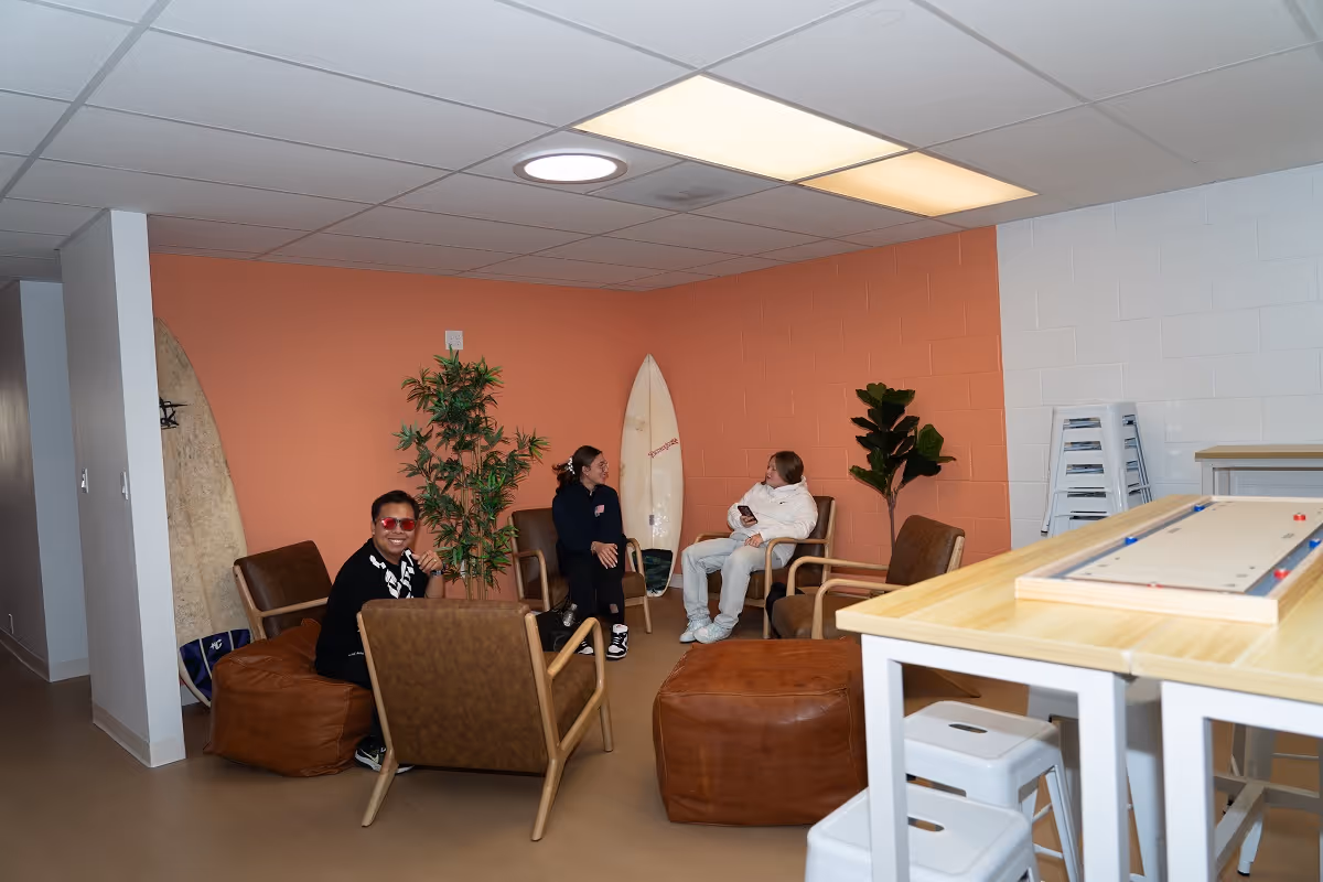 Internationale Sprachschüler genießen die Student Lounge an der Sprachschule San Diego