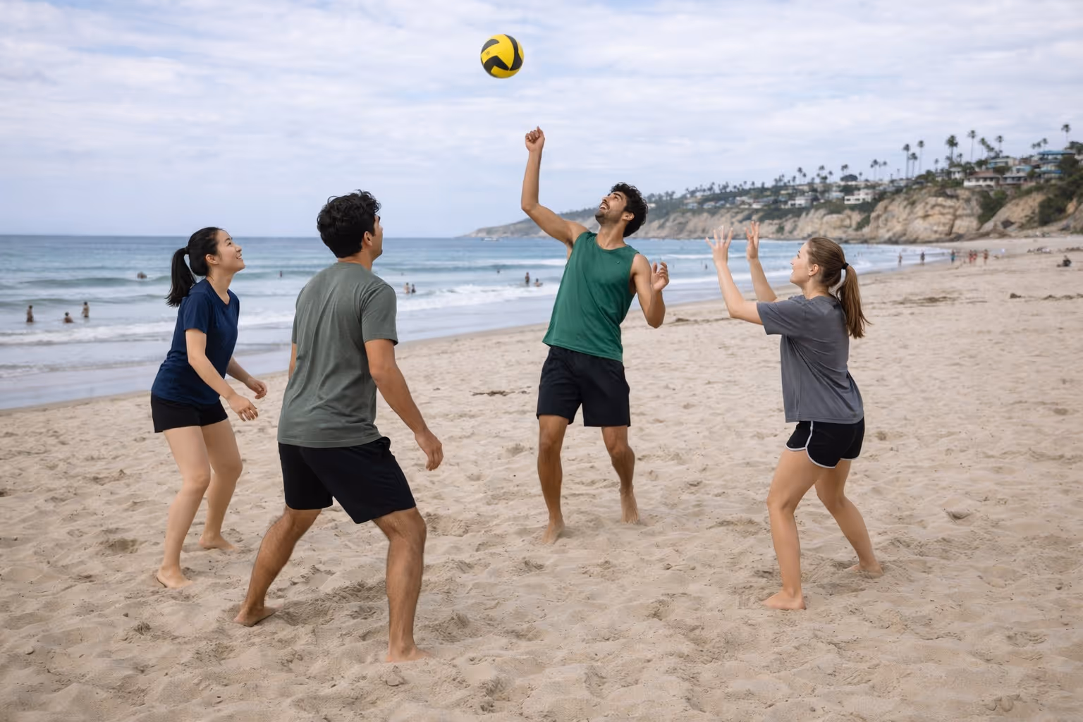 Studenten spielen Beachvolleyball und sprechen Englisch in San Diego