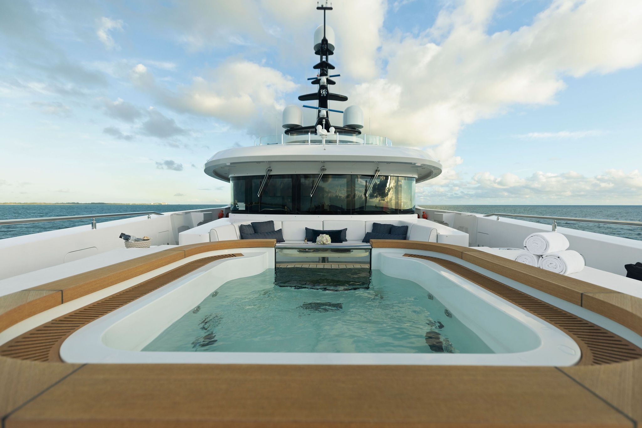Finding the Right Yacht Broker: Key Qualities article thumbnail image