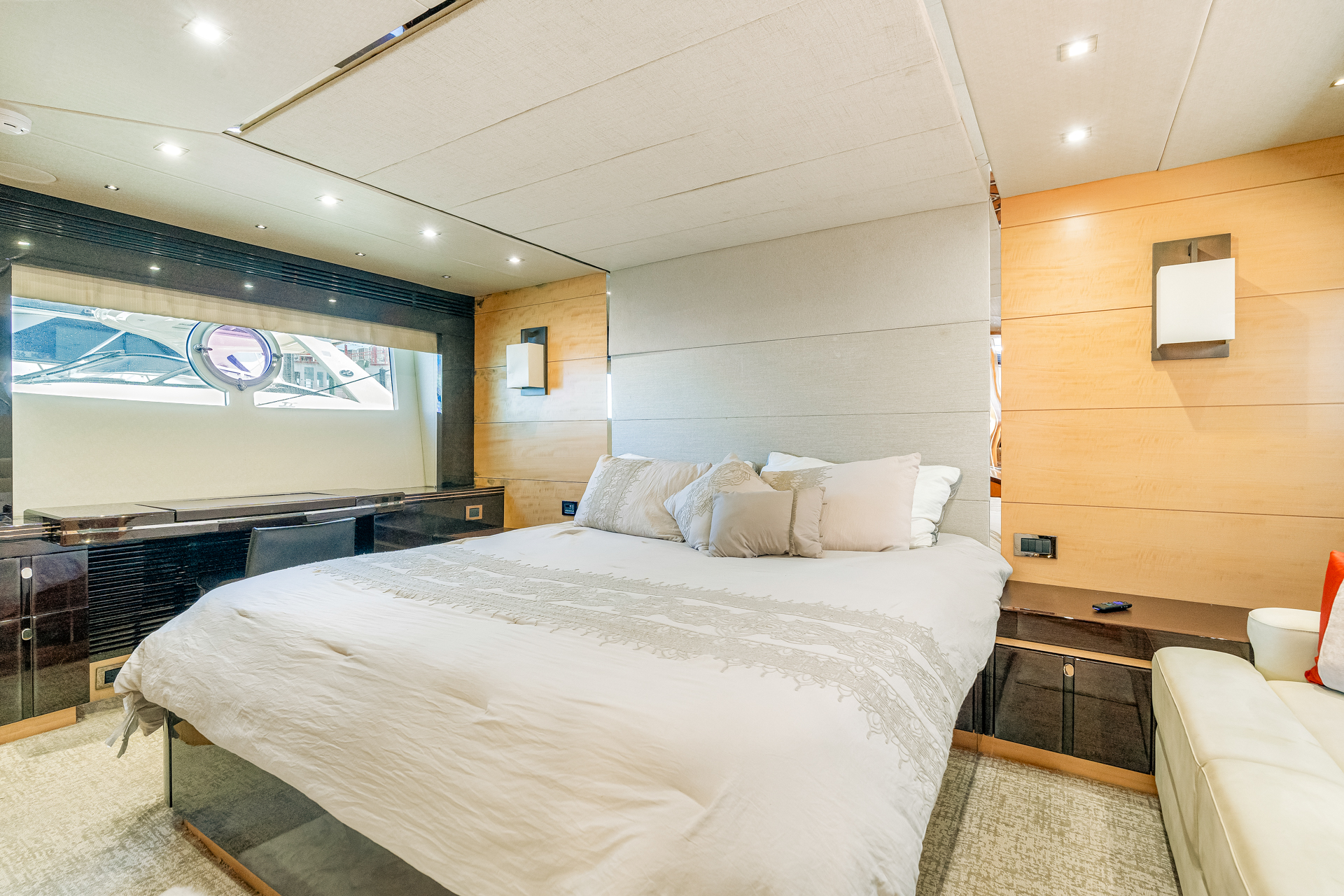 SUNSEEKER PREDATOR 68' yacht gallery image 4