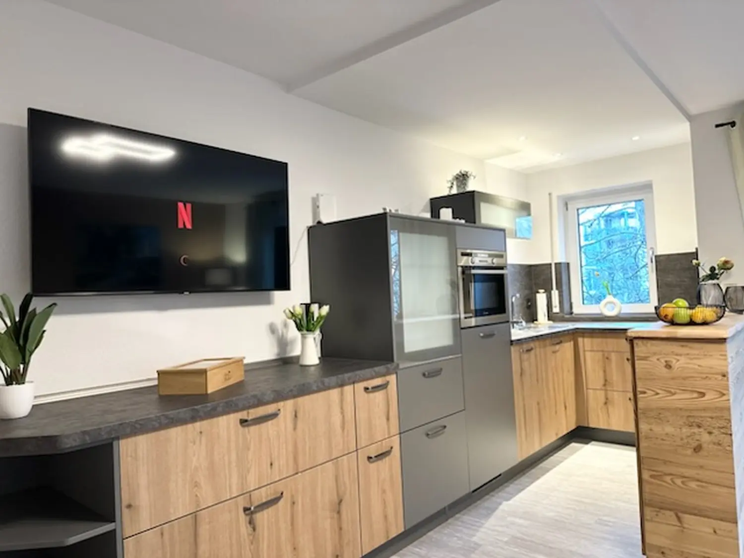 Stilvolle Küche mit TV, Teil der exklusiven Appartements in Seehaus Bodensee, ideal für Wellness-Urlaub.