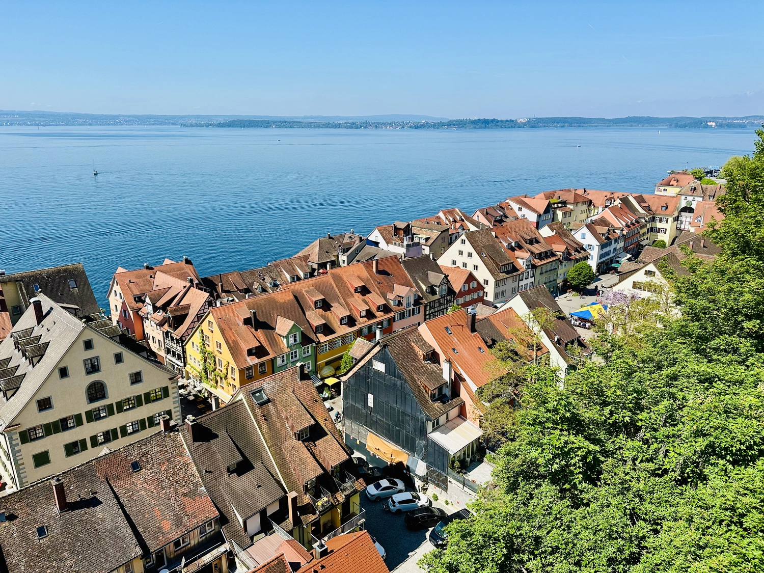 Holzbrücke über Wasser mit Hütten am Ufer in Uhldingen Mühlhofen, ideal für Luxus-Ferienwohnungen am Bodensee.