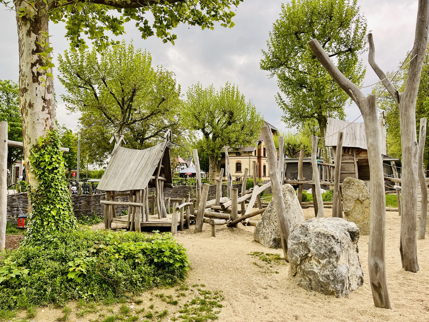 Holzbrücke über Wasser mit Hütten am Ufer in Uhldingen Mühlhofen, ideal für Luxus-Ferienwohnungen am Bodensee.