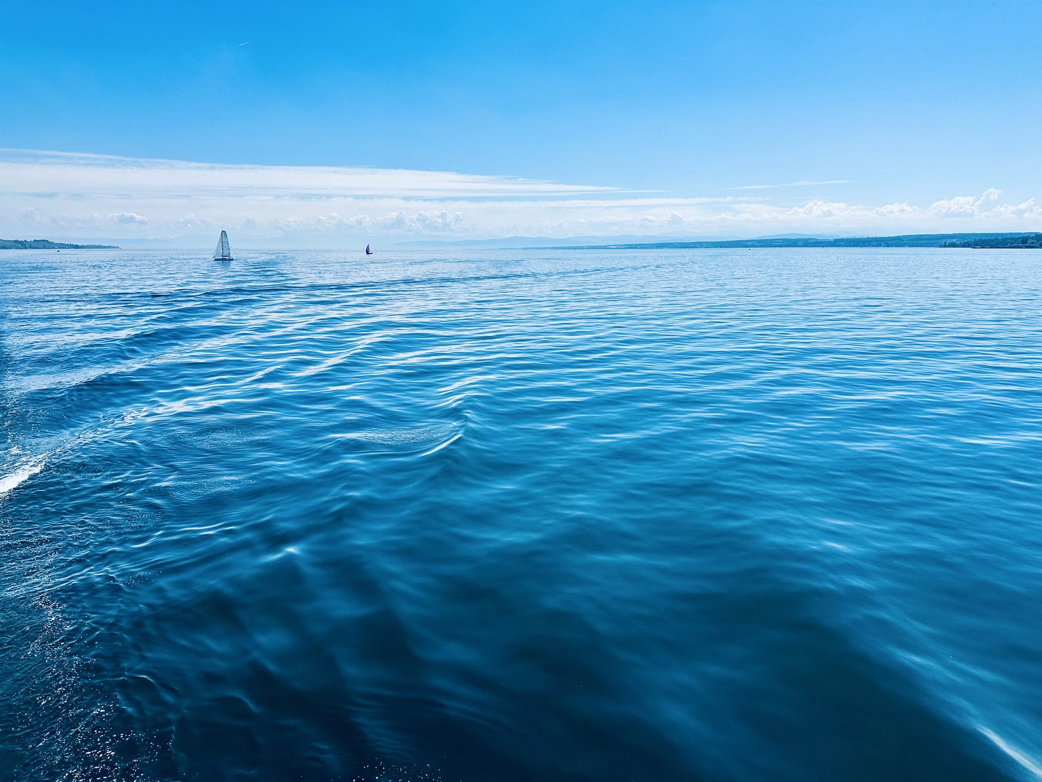 Holzbrücke über Wasser mit Hütten am Ufer in Uhldingen Mühlhofen, ideal für Luxus-Ferienwohnungen am Bodensee.