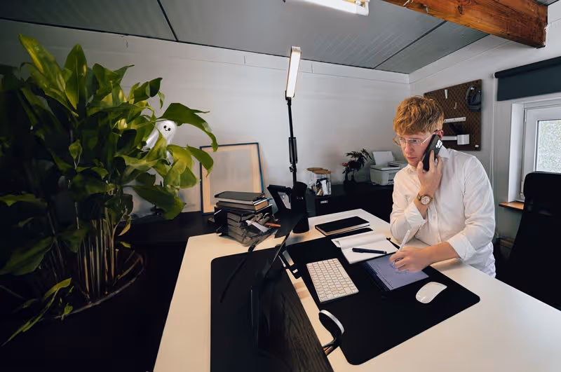 Stan van Cology Digital aan het bellen achter zijn computer