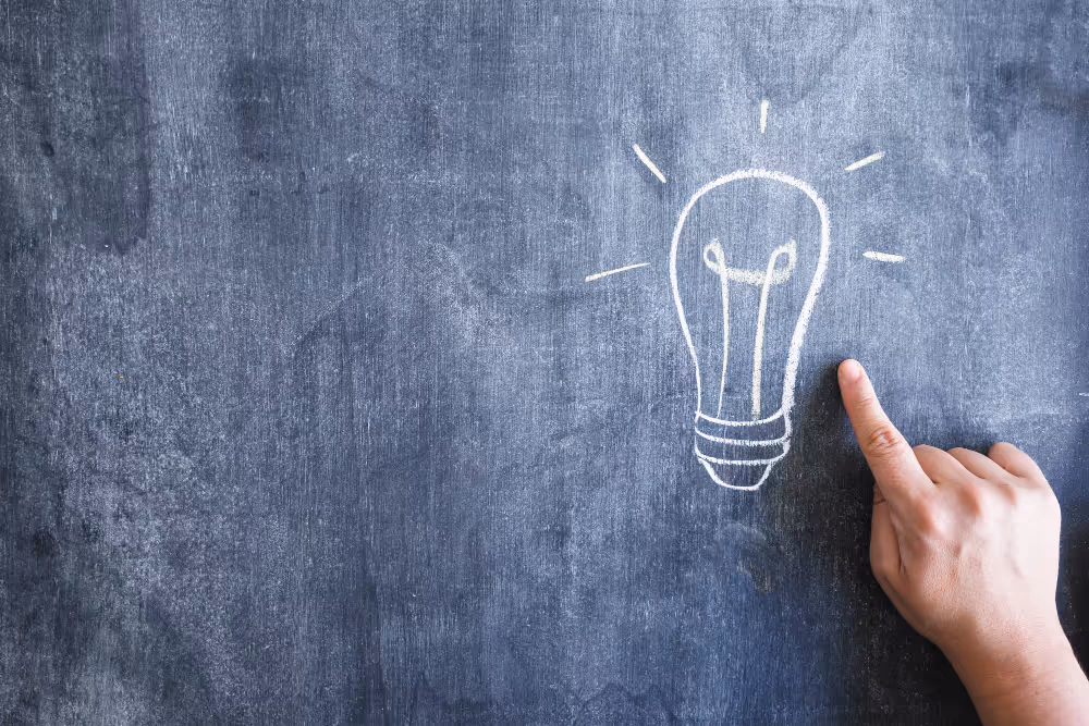 A hand drawn light bulb at the blackboard