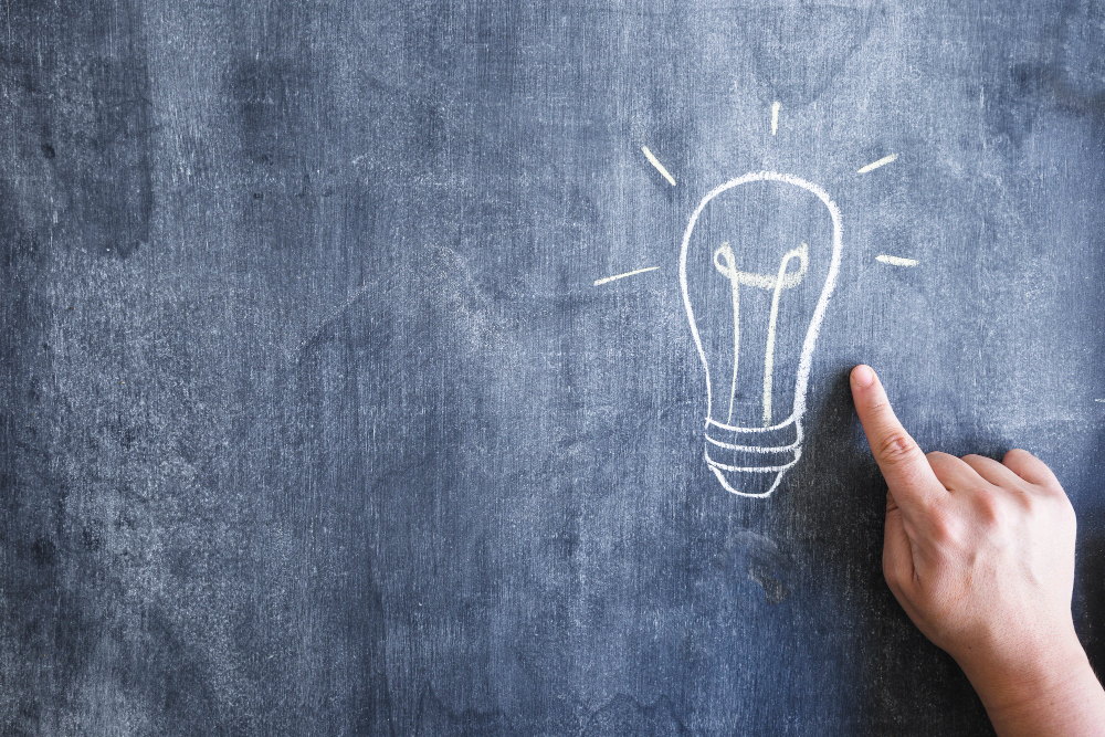 A hand drawn light bulb at the blackboard