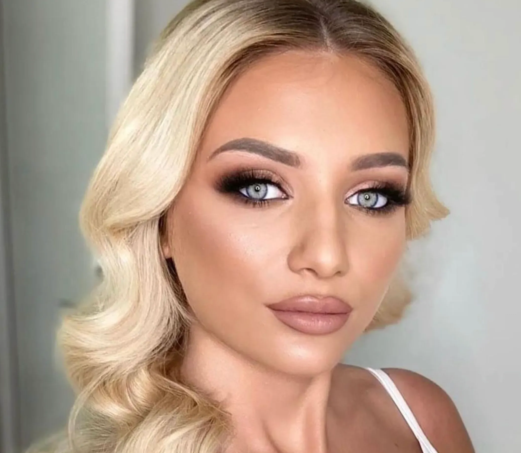 žena sa plavom kosom i plavo zelenim ocima