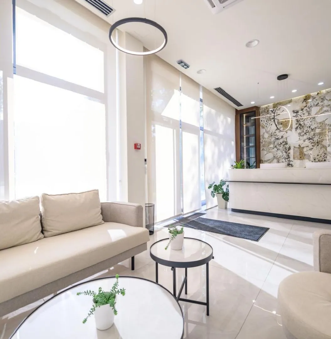 Druga čekaonica klinike sa modernim i toplim uređenjem