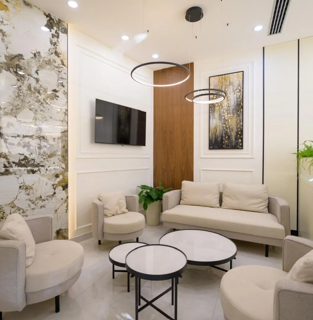 Udobna čekaonica klinike sa prijatnim dekorom