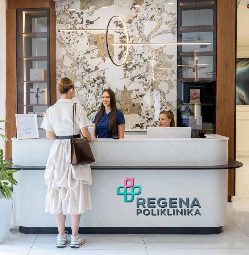 Prijemni šalter klinike sa profesionalnim ambijentom