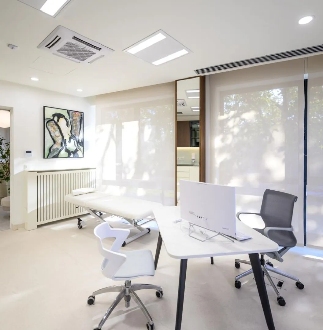 Moderni enterijer estetske klinike sa savremenim dizajnom