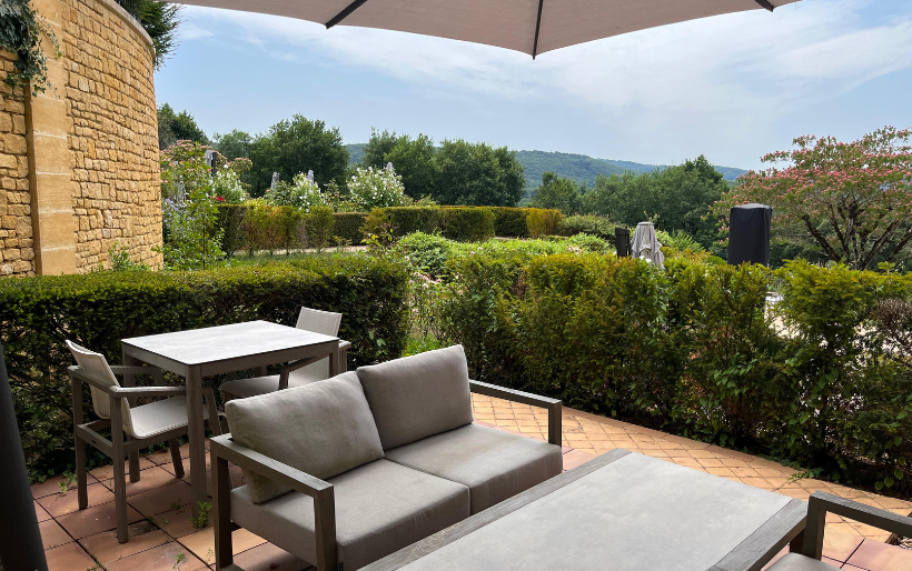 Lit et table de chevet Suite Junior au Domaine de Rochebois 