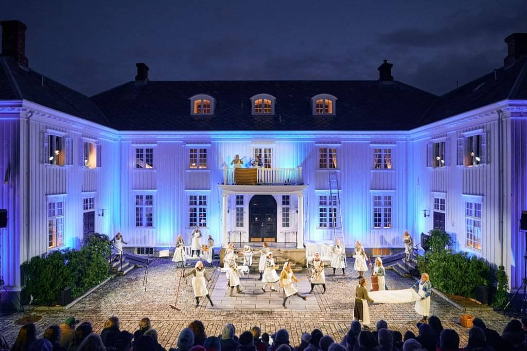 Ny oppsetning av Husmorskolen – et utendørs musikkspill på Hovde Gård