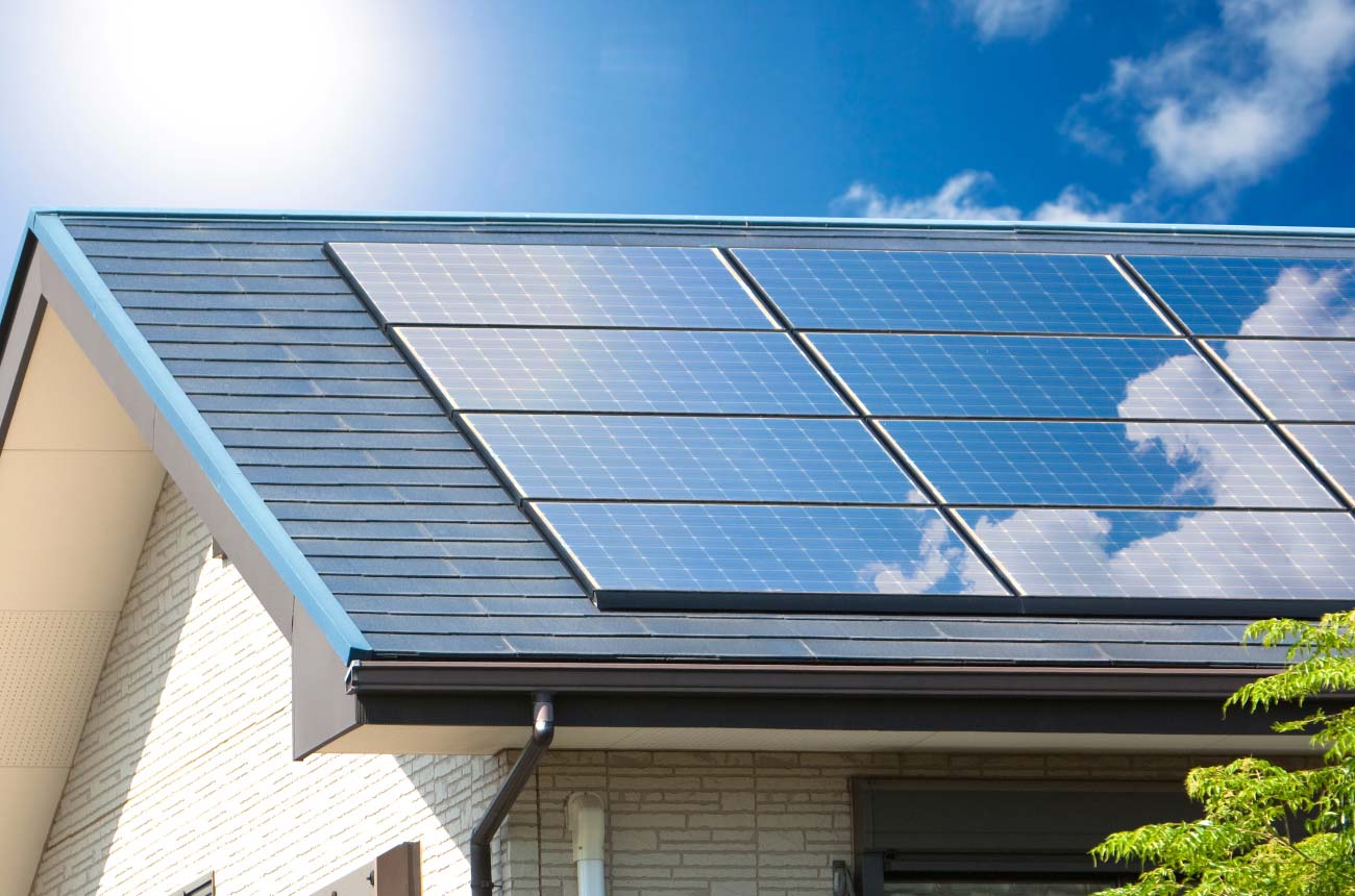 Viele Solarpanels sind auf dem Dach eines Wohnhauses montiert und speichern die Sonneneinstrahlung.