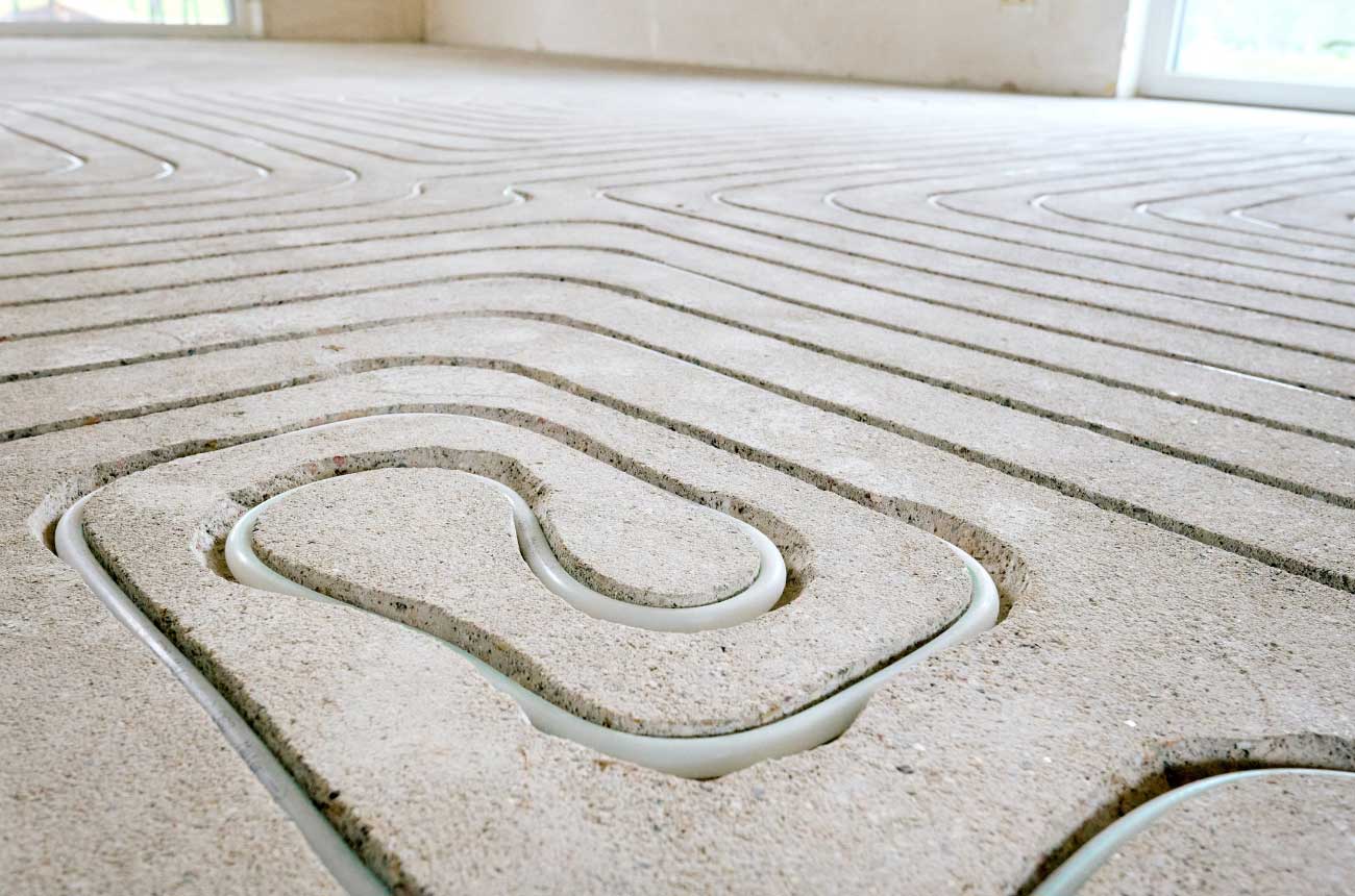 Installation einer Fußbodenheizung im Altbau mit Estrich-Fräsverfahren.