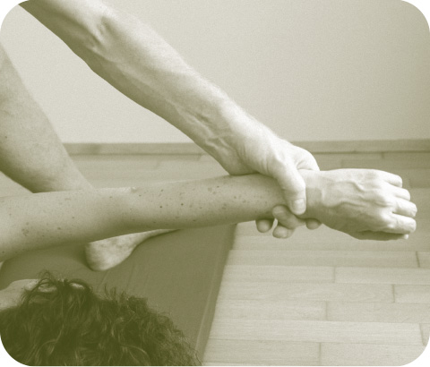 NUAD thomas maresch | 1180 Wien | Dehnung der Flanke öffnet und flexibilisiert das Schultergelenk. 