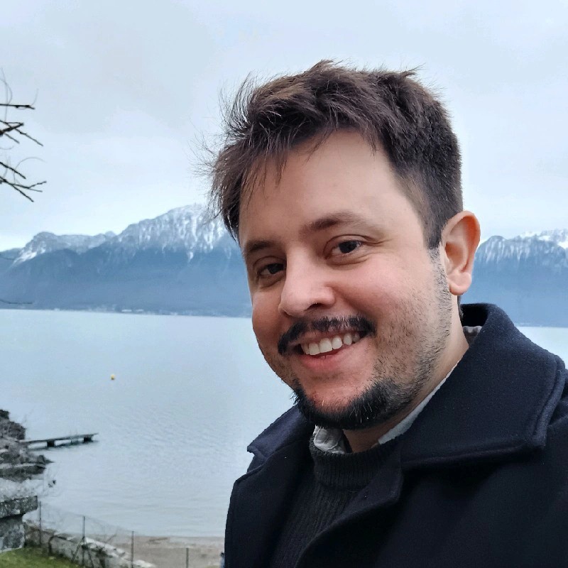 Студенты коллективно работают над проектом