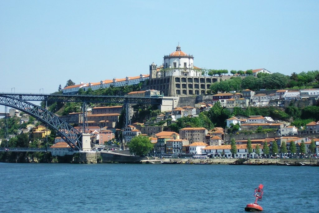 Student neighborhoods outside the center of Porto