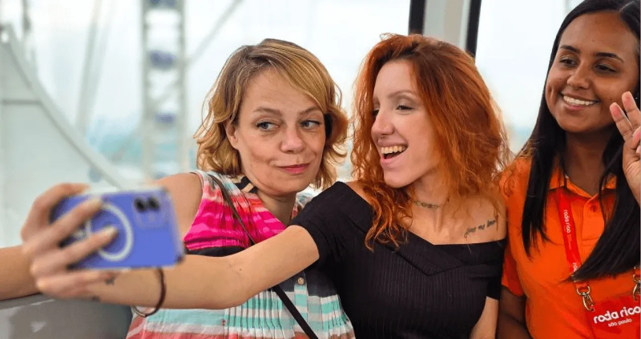 grupo de pessoas fazendo selfie dentro da cabine