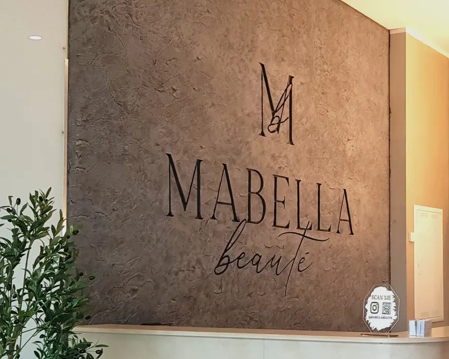 Exklusive Steinoptik im Eingangsbereich.