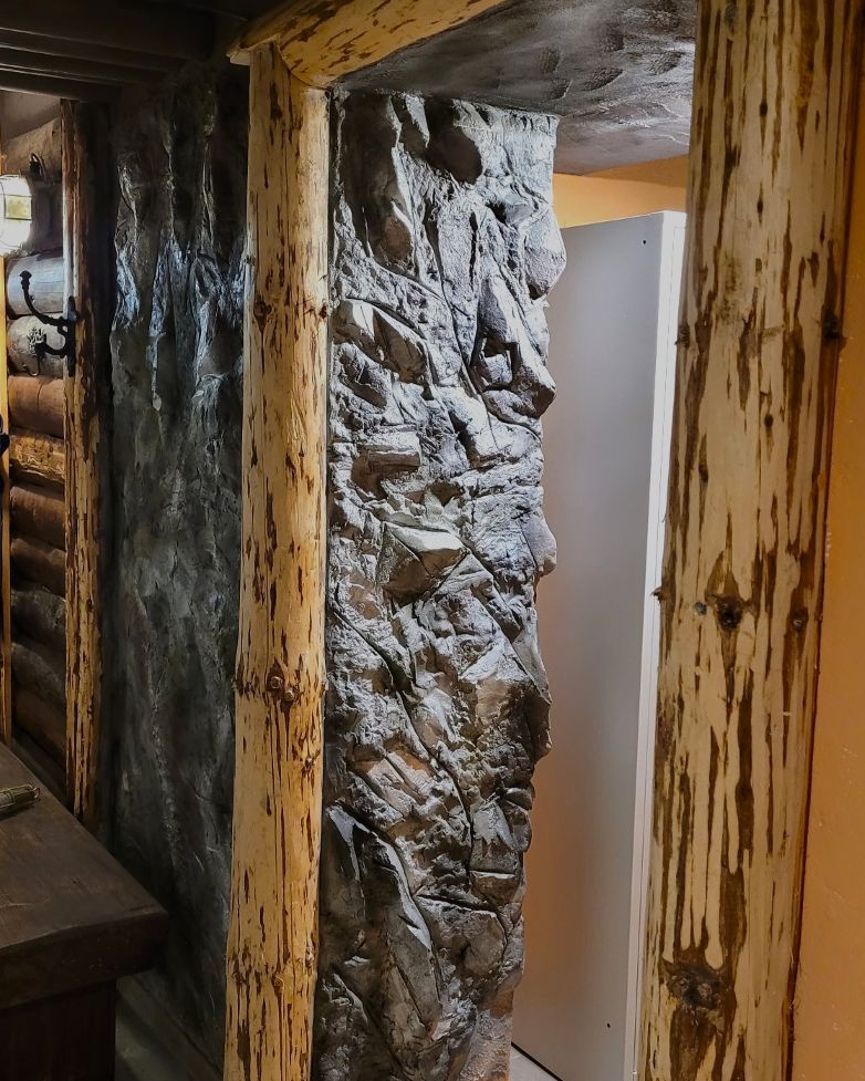 Rustikale Steinoptik im Keller.