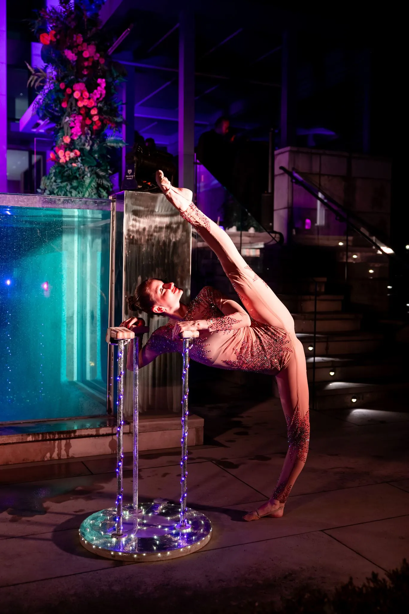 Hand balancer holding a split on balancing pegs