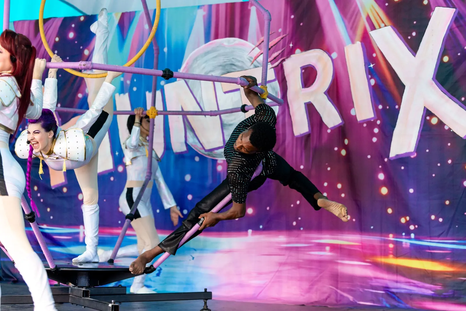 DaVinci apparatus performance with an acrobat leaping