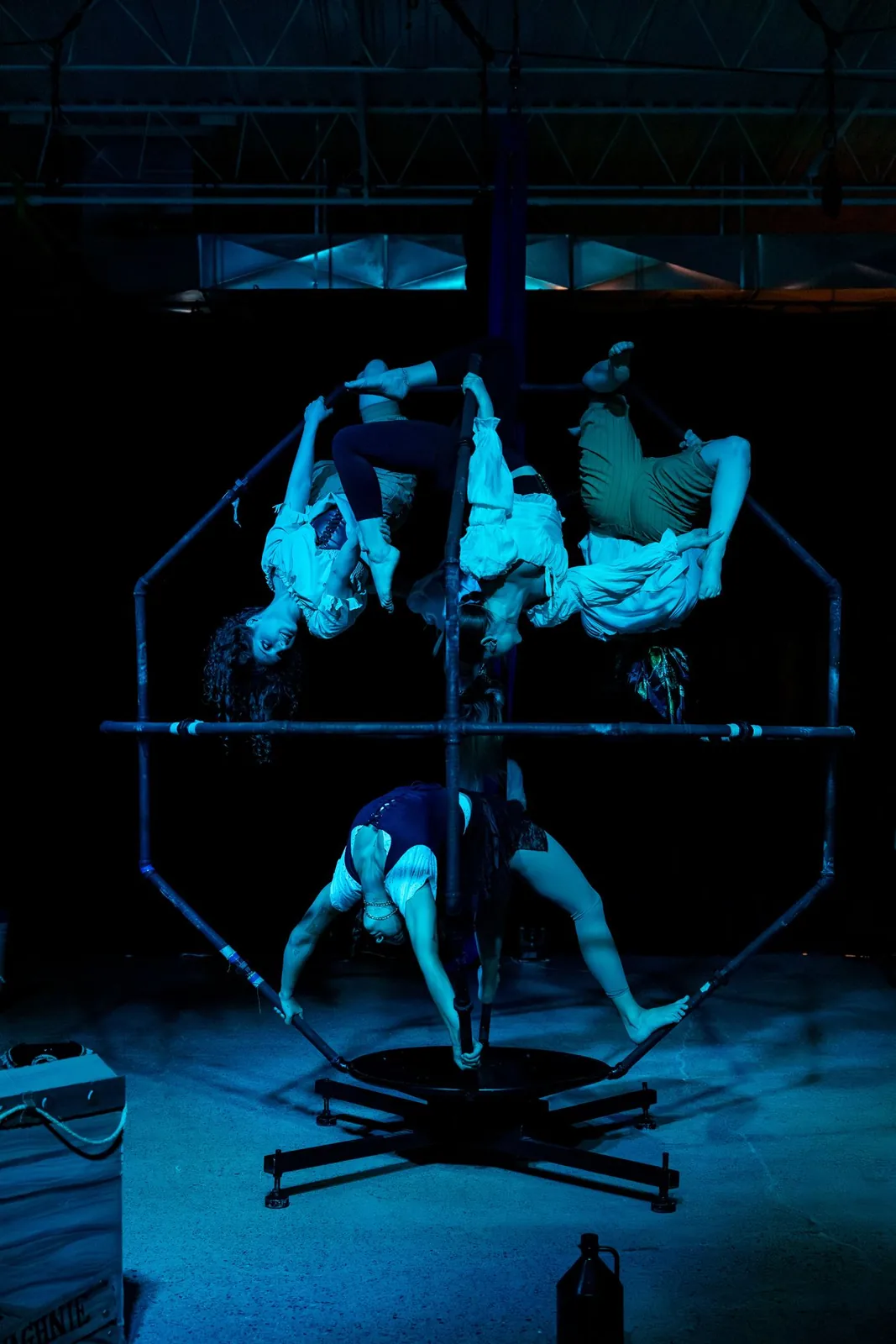 Acrobats inverted inside the DaVinci apparatus