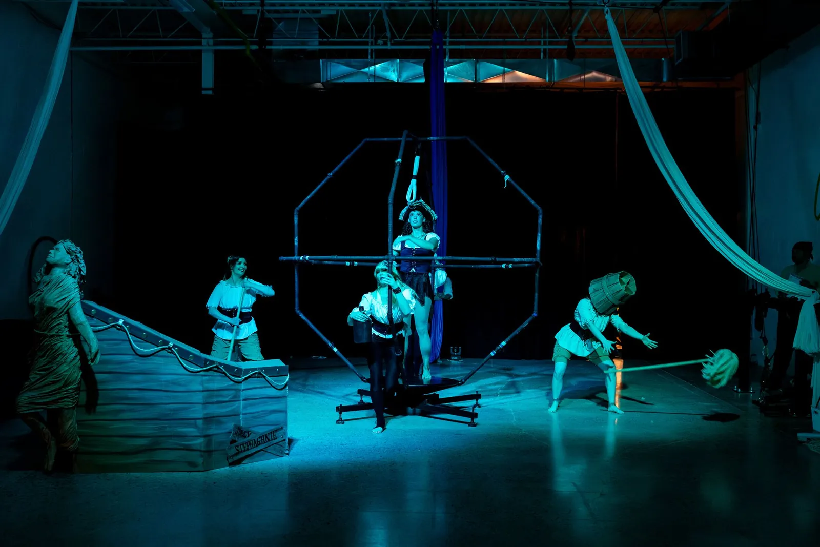 DaVinci apparatus on stage under blue light