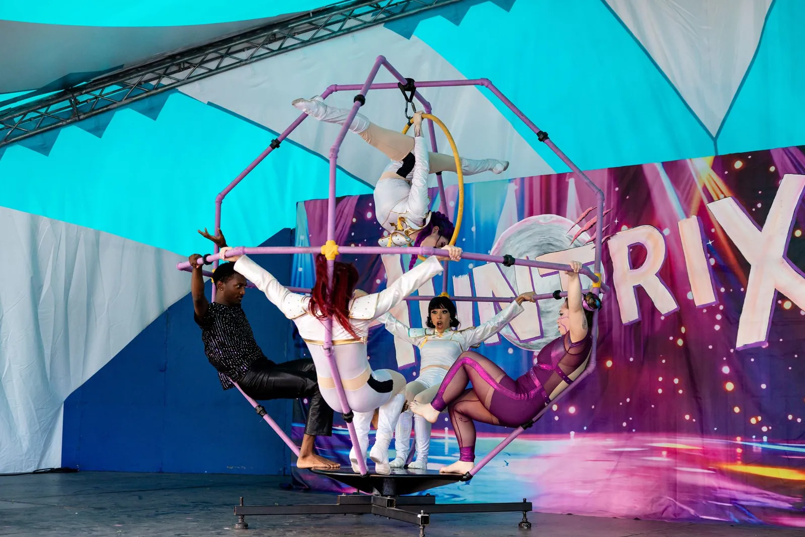 Performers on the rotating DaVinci apparatus
