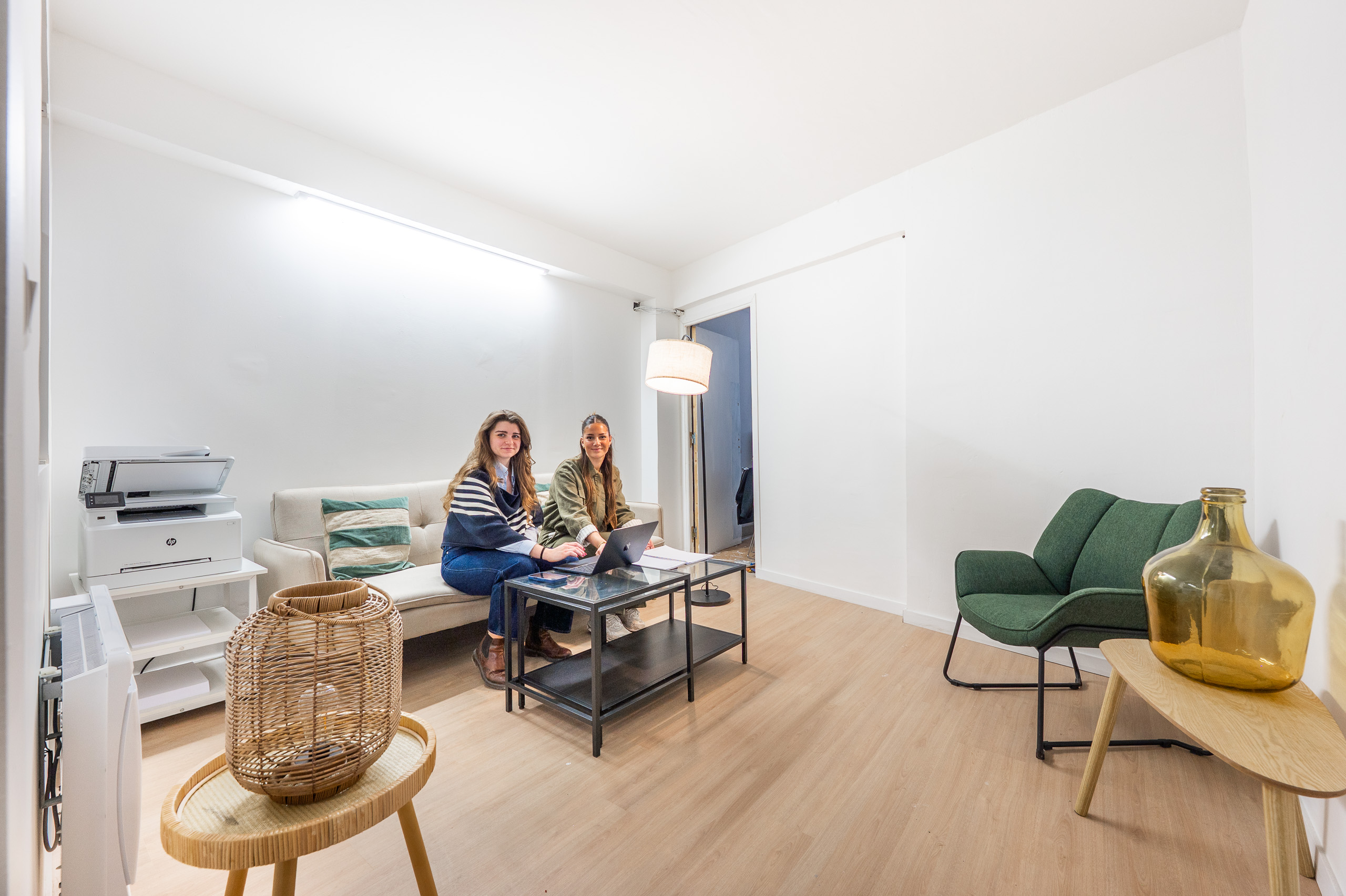 Espace détente avec canapé et fauteuils