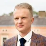 Edvinas Prasukas, Customer Journey Manager at Verskis.lt, head-and-shoulders portrait, light shirt, calm expression, facing camera