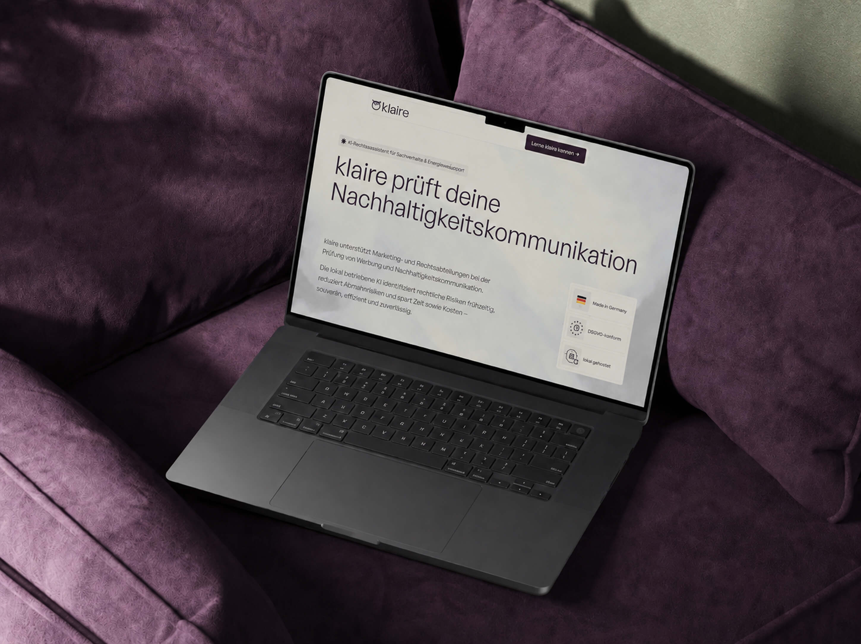Klaire-Website auf Laptop: „klaire prüft deine Nachhaltigkeitskommunikation" – Made in Germany, DSGVO-konform