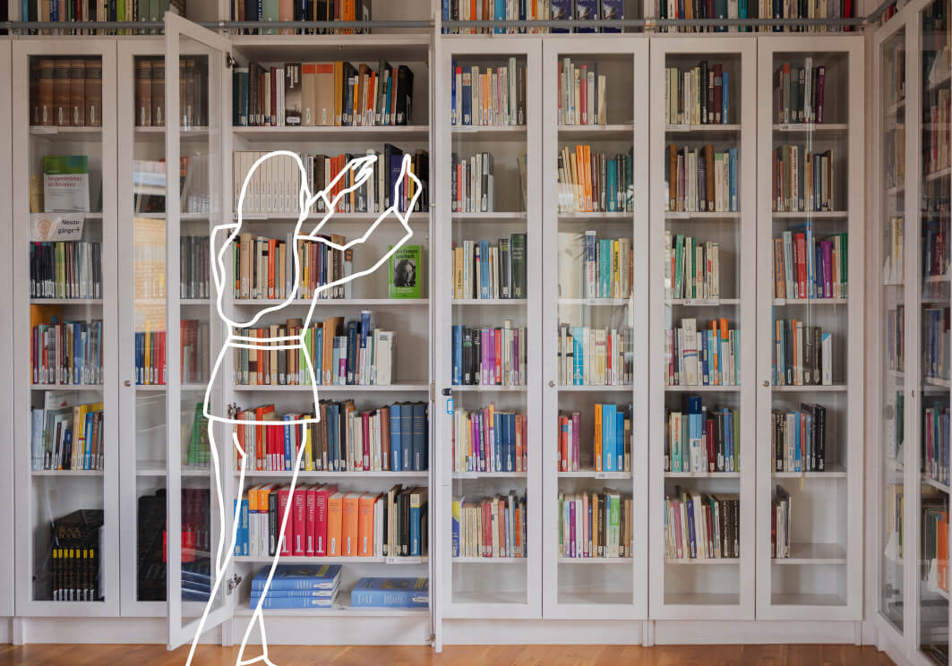 Strichfigur greift an einer raumhohen weißen Bücherwand nach einem Buch.