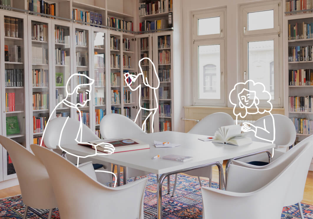 Drei Strichfiguren in einem Bibliotheksraum mit langem Tisch und Bücherregalen.