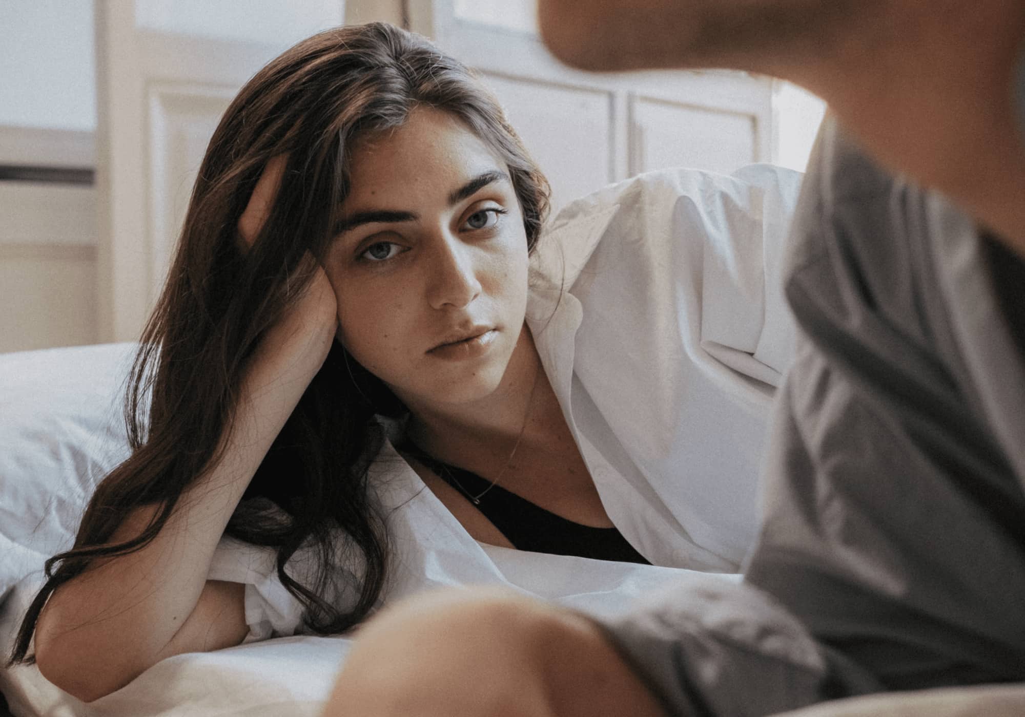 Woman with an apathetic expression, looking away empty.