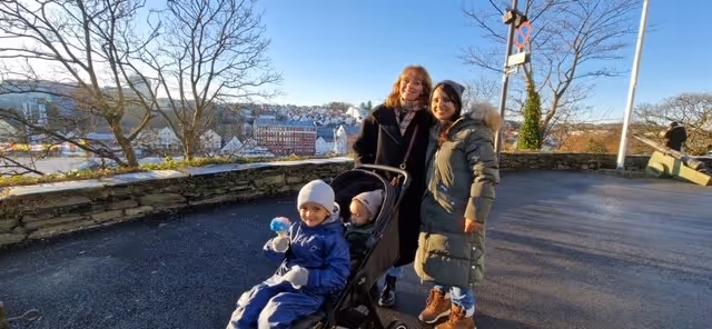 Hayat Al-Sharif with her children and Lotte Løkeland Hovda, the ICORN coordinator in Stavanger.