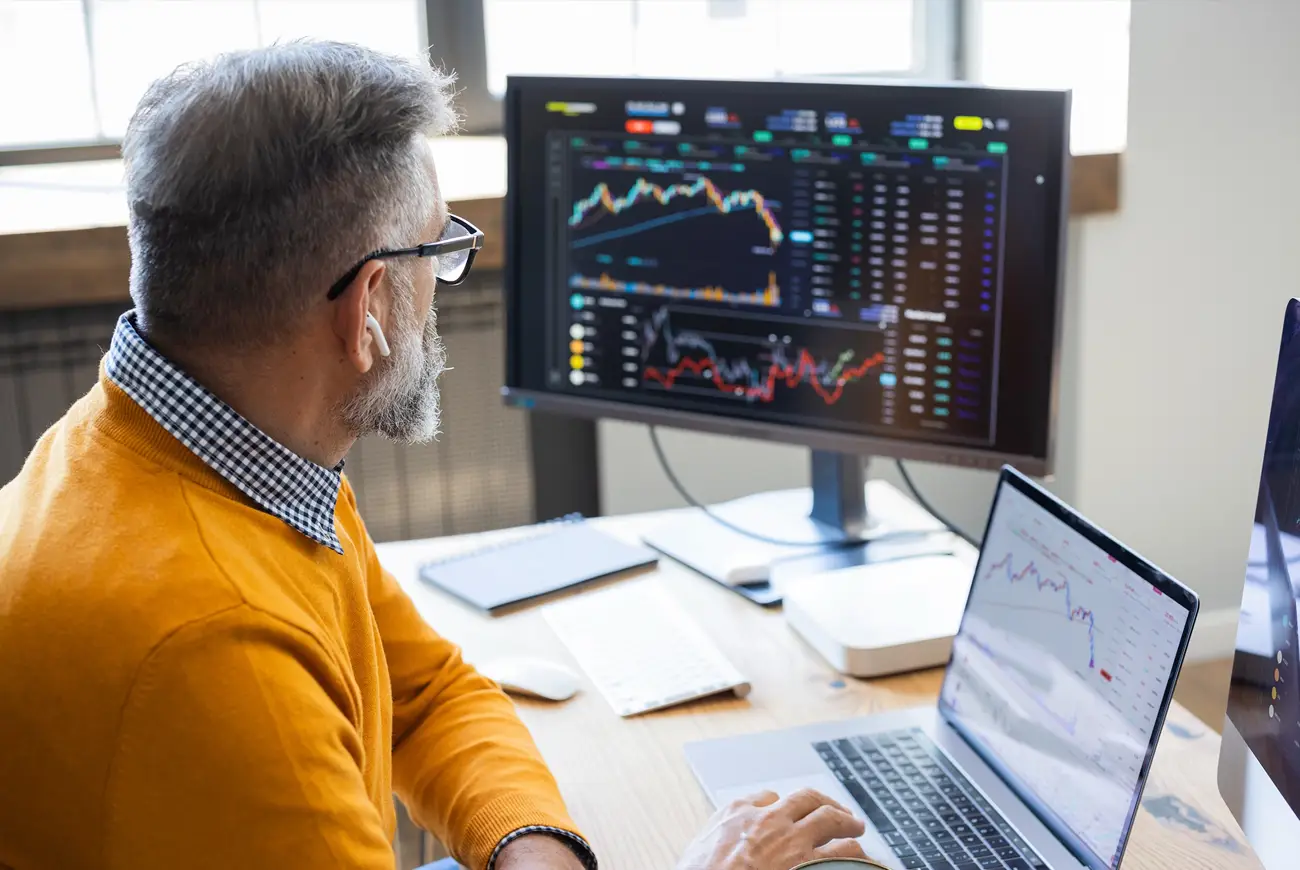 Man looking at investor analytics on a monitor