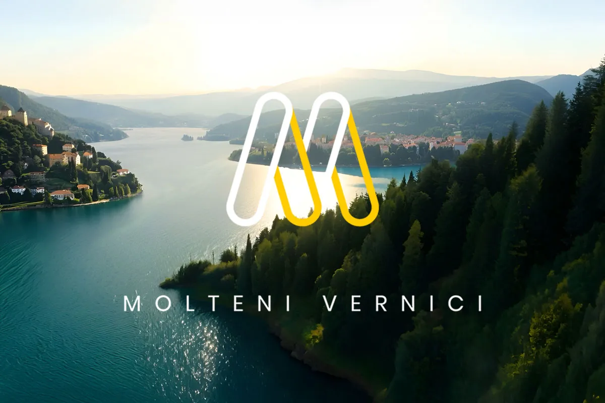 Molteni Vernici – vernici speciali italiane per superfici decorative e architettura, sullo sfondo panoramico del Lago di Como e della Brianza