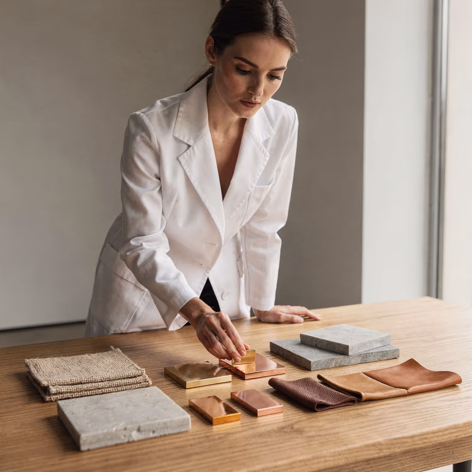 Finitura ottone Delabrè Molteni Vernici con effetto materico anticato per superfici di design