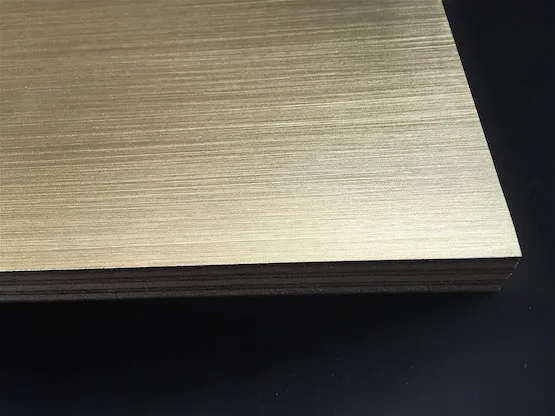 Never Brushed Ottone su MDF spazzolato. 