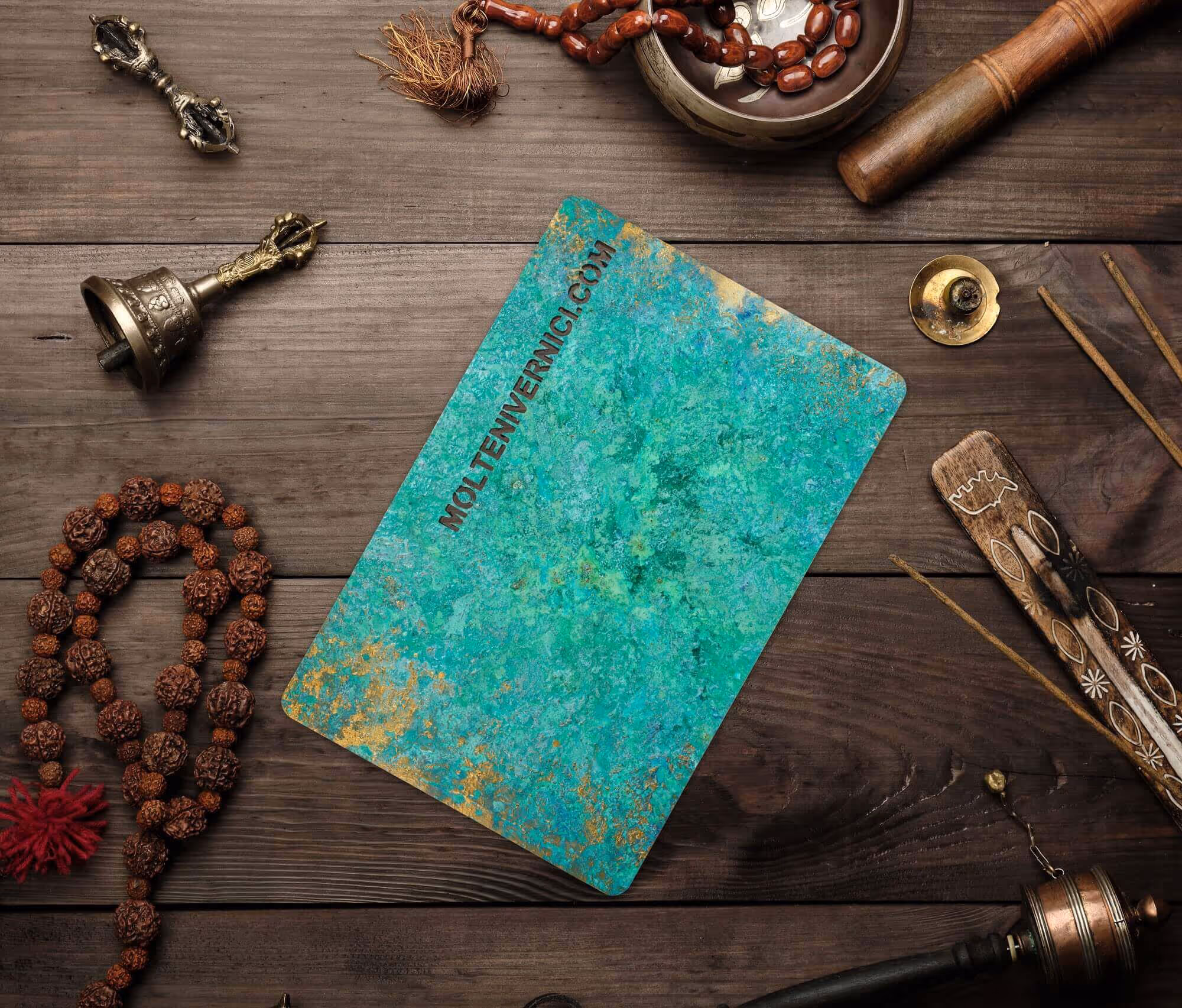 Campione di verniciatura MOLTENI-VERNICI con oggetti etnici su legno