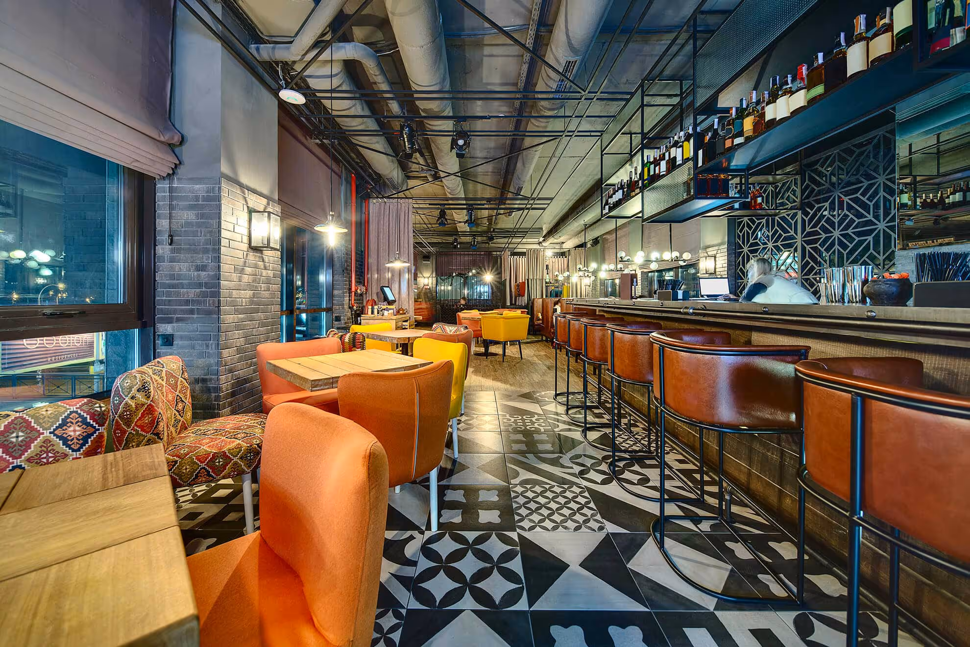 MOLTENI-VERNICI Spezialfarben: Modernes Café mit bunten Stühlen und Industrial-Design