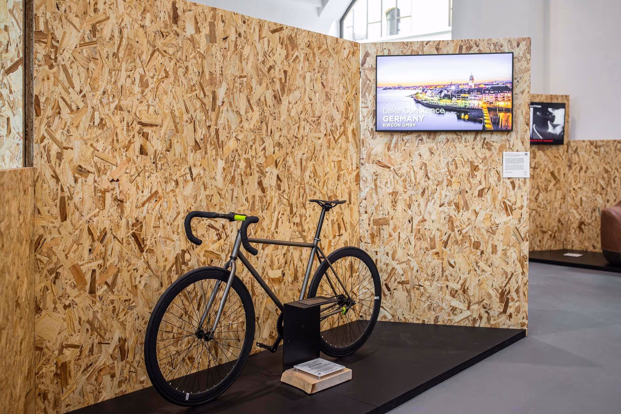 Vélo noir MOLTENI-VERNICI exposé sur une plateforme, finitions premium professionali