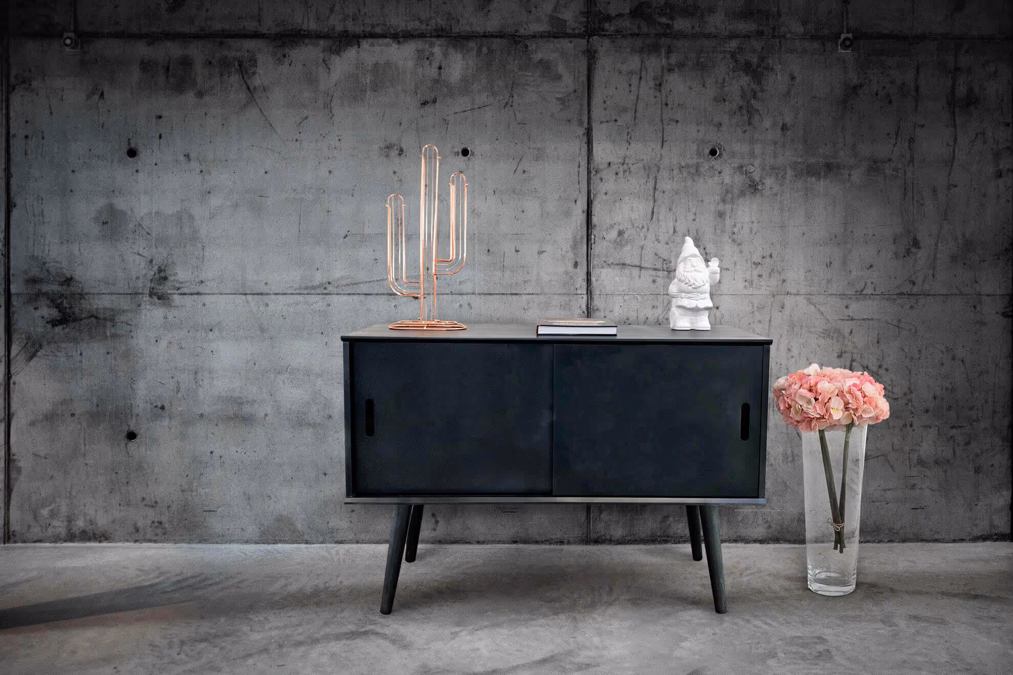 Mueble vintage negro con cactus de cobre, MOLTENI-VERNICI acabados especial