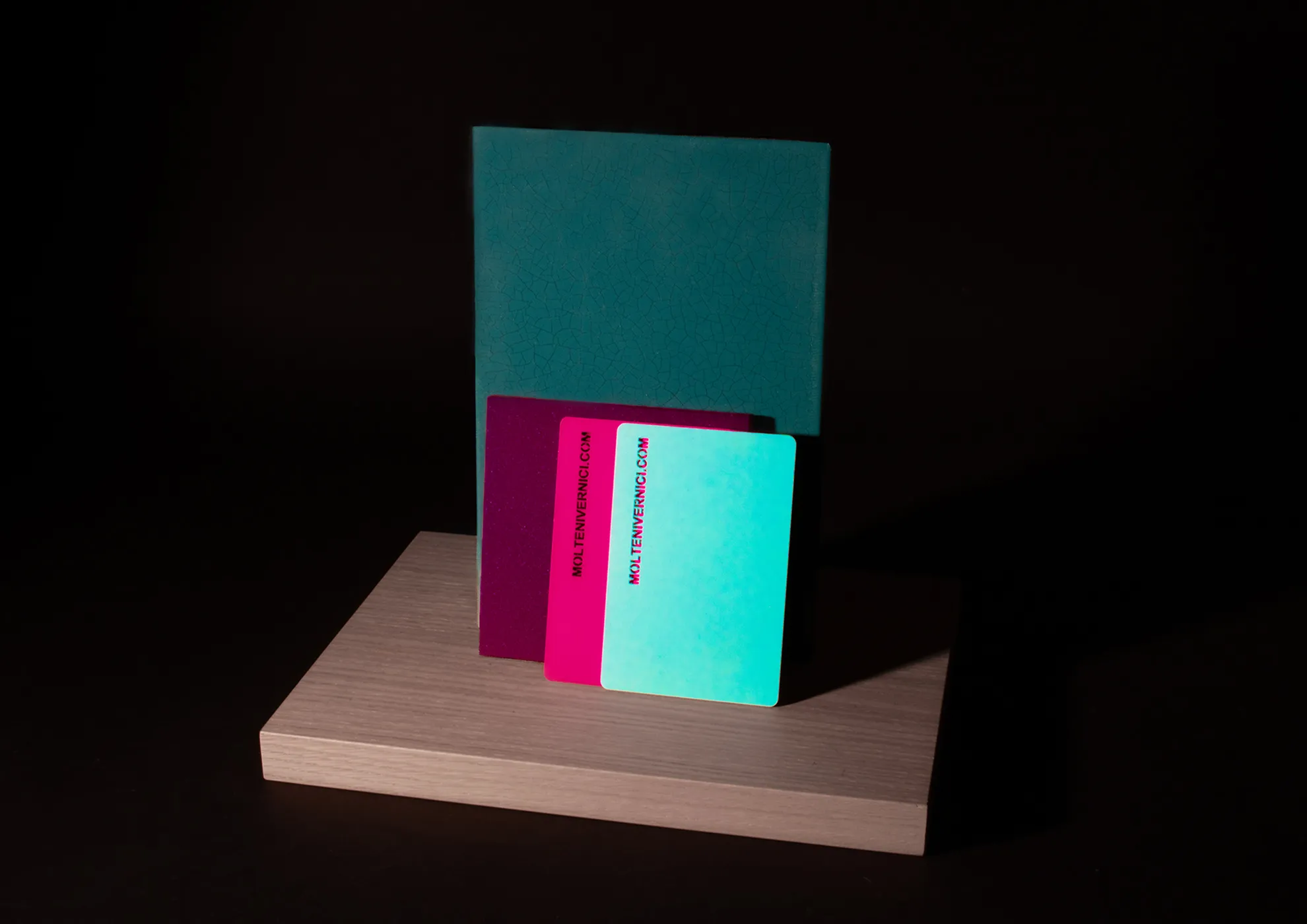 Una amplia gama de colores Gloss Zero para esmaltes mates al agua realizados a base de resinas nanocerámicas, para una excelente adherencia.