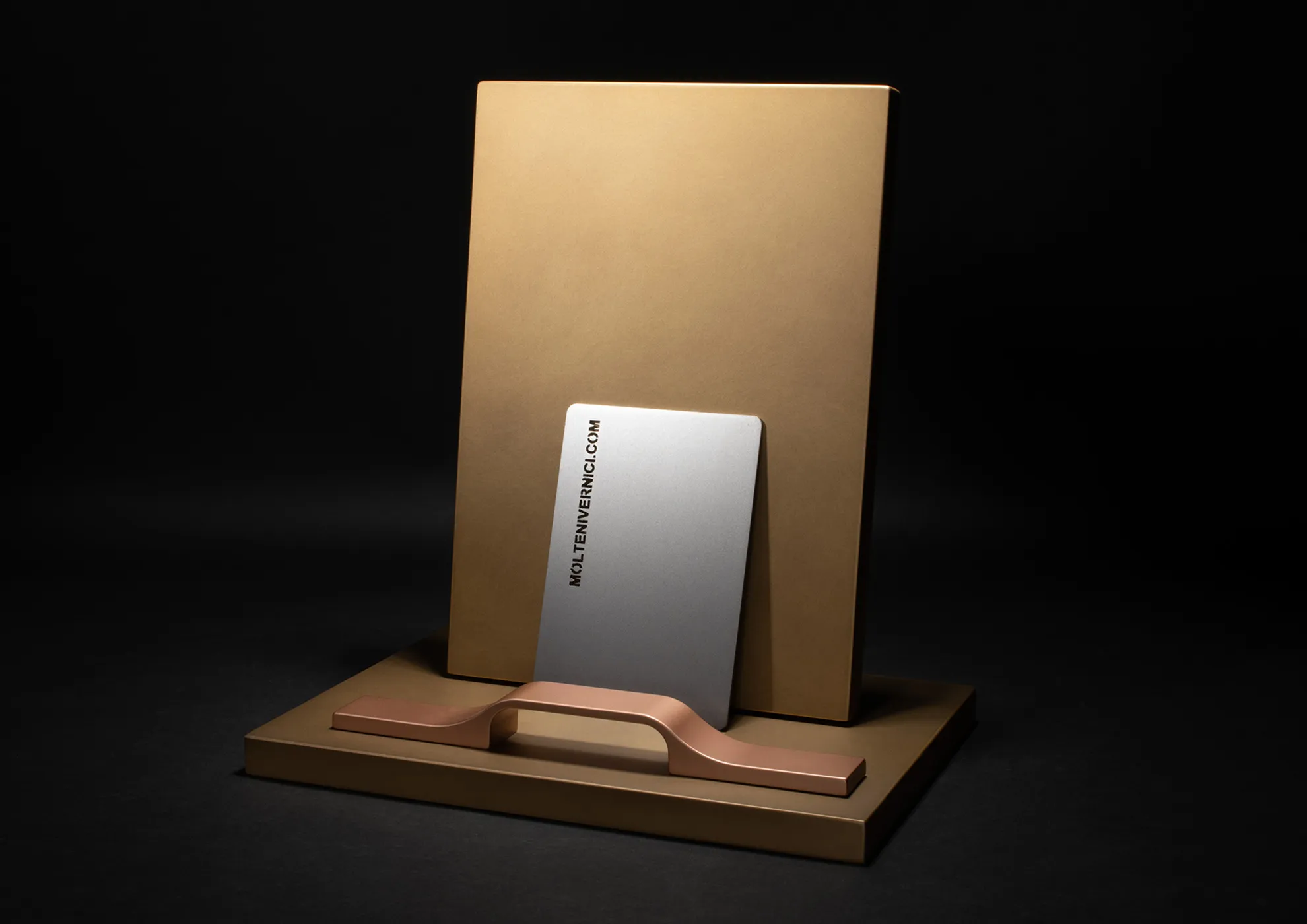 Metallisierte 2K-Zweikomponente Grundierung. Erhältlich in allen Aluminiumfarben und -texturen der Molteni Vernici F-Serie oder personalisierbar.
