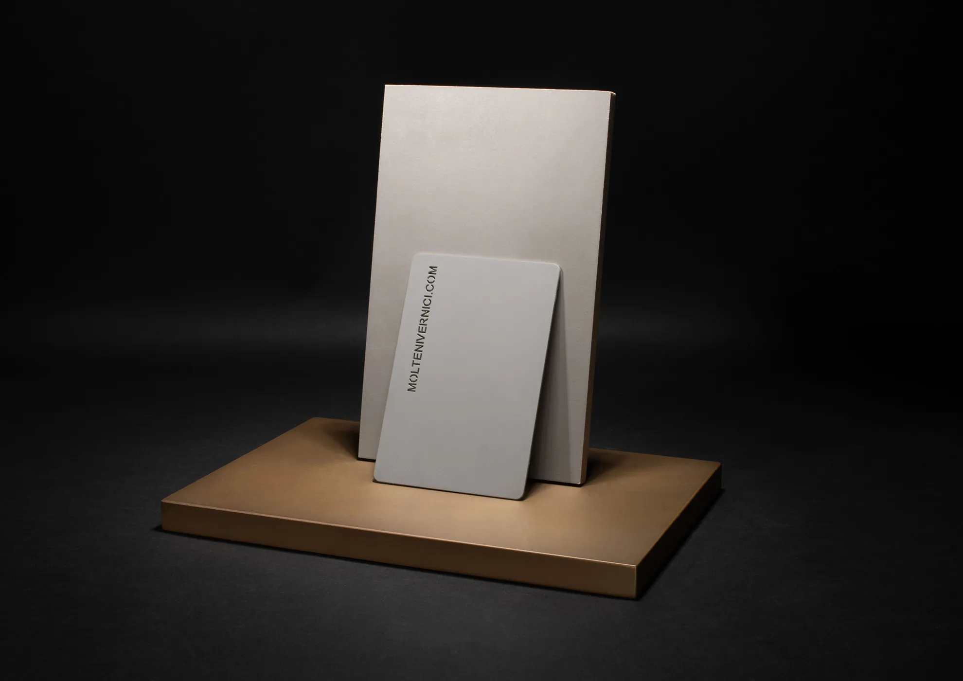 1K-Einkomponenten Grundierung auf Wasserbasis mit sehr hoher Haftung auf Träger aus Eisen, Zamak, Messing, Aluminium, Zink, Gold, Silber, Kunststoff.