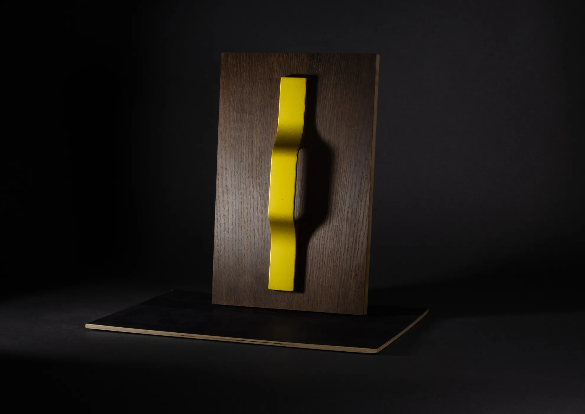 De Molteni Vernici una serie de esmaltes de secado rápido disponibles en todos los colores metálicos y pastel.